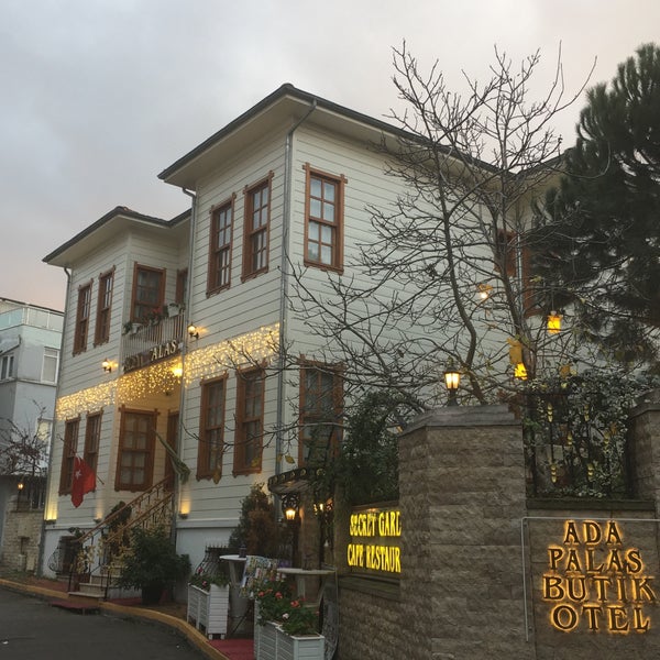 Das Foto wurde bei Ada Palas Butik Hotel von Fİ am 1/5/2018 aufgenommen