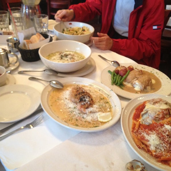 รูปภาพถ่ายที่ Gino&#39;s Restaurant โดย Billy Y. เมื่อ 5/12/2013