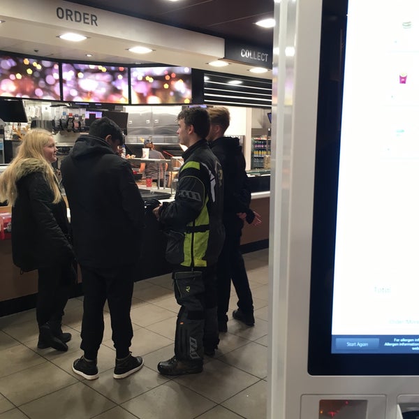 Foto diambil di McDonald&#39;s oleh Janner A. pada 12/21/2019