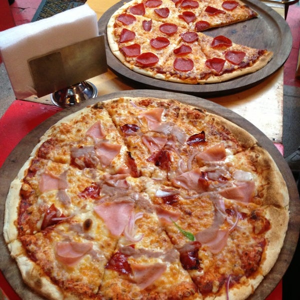 Foto diambil di Cubo Rosso Pizza oleh Richard S. pada 5/26/2013