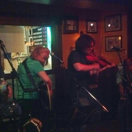 Foto diambil di Quigley&#39;s Irish Pub oleh Jennifer K. pada 3/18/2013