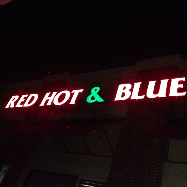 รูปภาพถ่ายที่ Red Hot &amp; Blue BBQ โดย Katherine S. เมื่อ 9/1/2013
