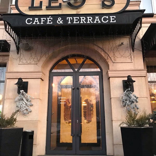 Снимок сделан в Leo&#39;s Cafe &amp; Terrace пользователем Ivan I. 12/14/2018