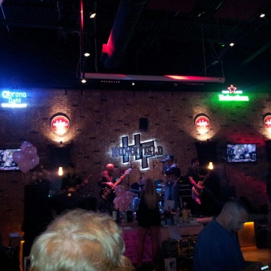 Das Foto wurde bei Homefield Sports Bar &amp; Grill von @cubanbaby77 am 9/22/2012 aufgenommen