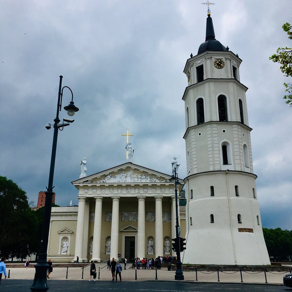 Foto scattata a Vilniaus arkikatedra ir Šv. Kazimiero koplyčia | Cathedral of St Stanislaus and St Vladislav and Chapel of St Casimir da Tatyana K. il 6/27/2019