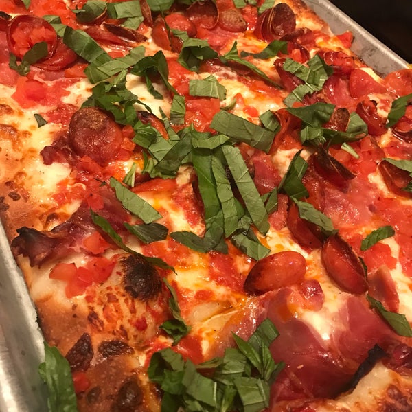 Снимок сделан в Adrienne&#39;s Pizza Bar пользователем Scarlett 4/5/2019