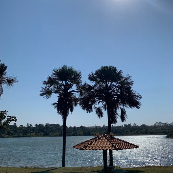 รูปภาพถ่ายที่ Parque do Sabiá โดย Daniela A. เมื่อ 8/13/2021