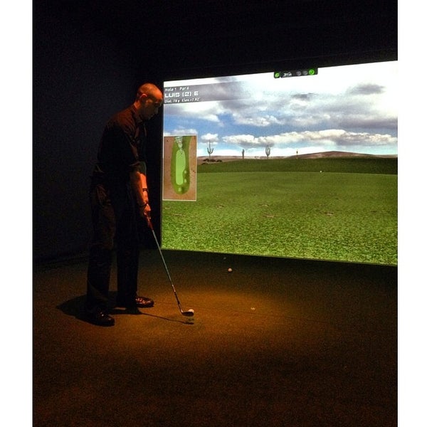 Das Foto wurde bei Dewey&#39;s Indoor Golf &amp; Sports Grill von Luis am 4/11/2014 aufgenommen