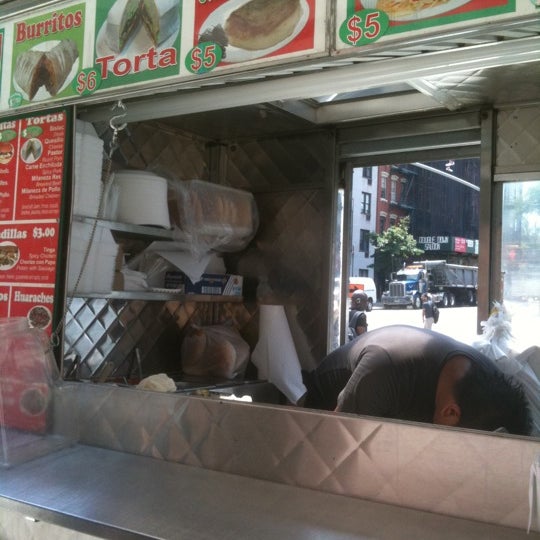 รูปภาพถ่ายที่ Tacos Morelos โดย Kushal D. เมื่อ 8/1/2011
