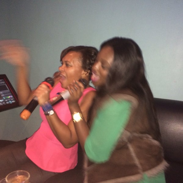 4/6/2014 tarihinde Marlee G.ziyaretçi tarafından Inhabit Karaoke Lounge'de çekilen fotoğraf