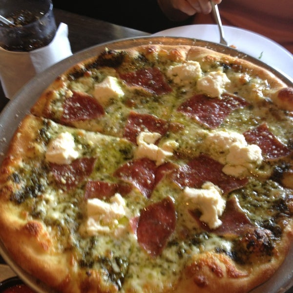 7/3/2013 tarihinde Kristineziyaretçi tarafından Gianni&#39;s NY Pizza'de çekilen fotoğraf