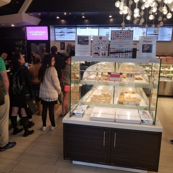 Foto scattata a Sweet Hut Bakery &amp; Cafe da Sunny S. il 3/17/2018