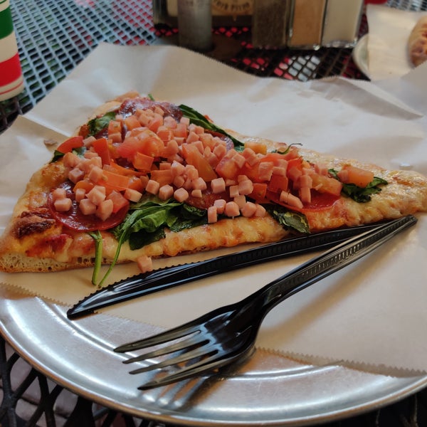 Foto scattata a Vinny&#39;s NY Pizza da Sunny S. il 9/4/2019