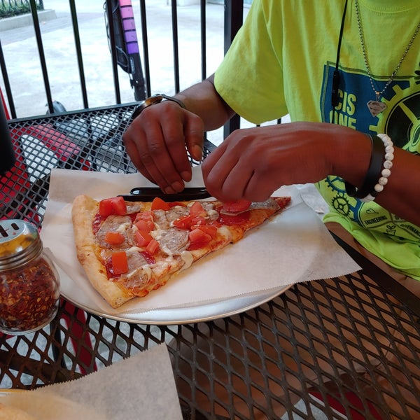 6/22/2019 tarihinde Sunny S.ziyaretçi tarafından Vinny&#39;s NY Pizza'de çekilen fotoğraf