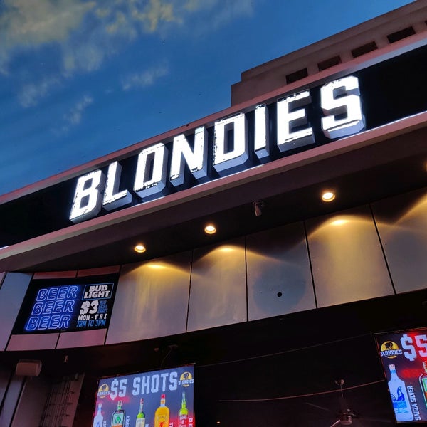 Снимок сделан в Blondies Sports Bar &amp; Grill пользователем Sunny S. 8/10/2020