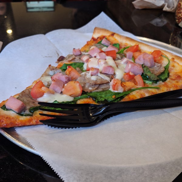 Foto tomada en Vinny&#39;s NY Pizza  por Sunny S. el 11/4/2018