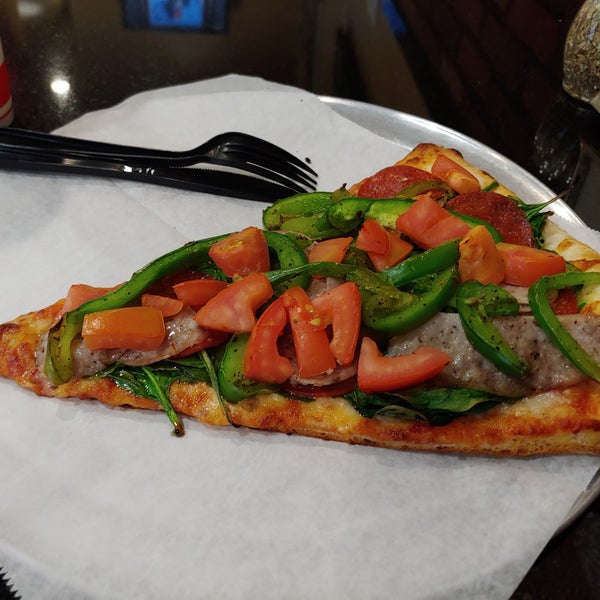6/20/2019 tarihinde Sunny S.ziyaretçi tarafından Vinny&#39;s NY Pizza'de çekilen fotoğraf