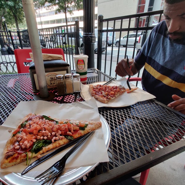 9/4/2019 tarihinde Sunny S.ziyaretçi tarafından Vinny&#39;s NY Pizza'de çekilen fotoğraf