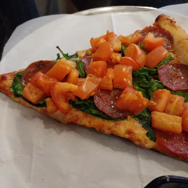 Foto scattata a Vinny&#39;s NY Pizza da Sunny S. il 11/21/2018