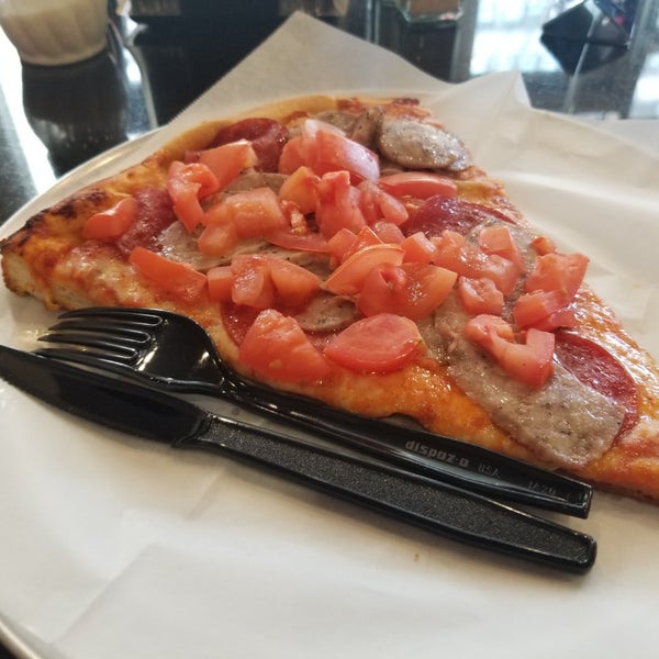 3/17/2018 tarihinde Sunny S.ziyaretçi tarafından Vinny&#39;s NY Pizza'de çekilen fotoğraf