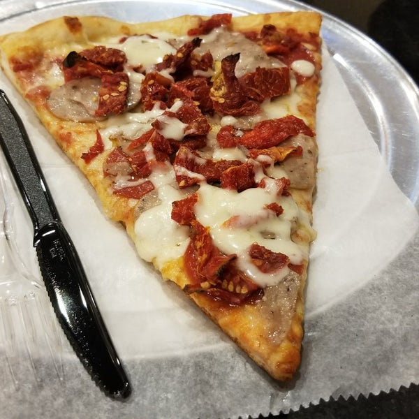 Foto scattata a Vinny&#39;s NY Pizza da Sunny S. il 10/21/2017