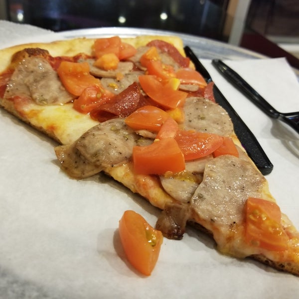 Снимок сделан в Vinny&#39;s NY Pizza пользователем Sunny S. 11/25/2017