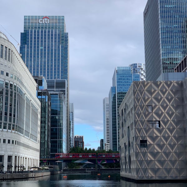 Photo taken at Canary Wharf by عزيّز 🤍 on 9/27/2022