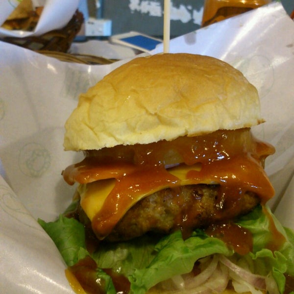 รูปภาพถ่ายที่ Marshall&#39;s Burger โดย Jimmy L. เมื่อ 5/29/2013
