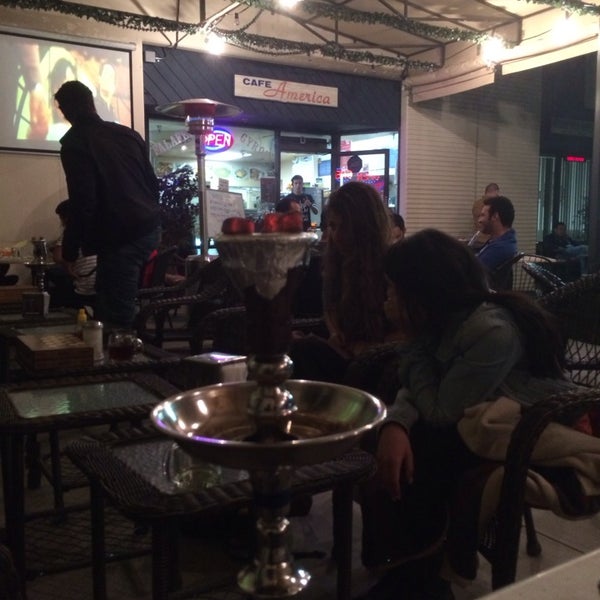 Foto scattata a Cafe America &amp; Hookah lounge da Rj S. il 3/31/2014