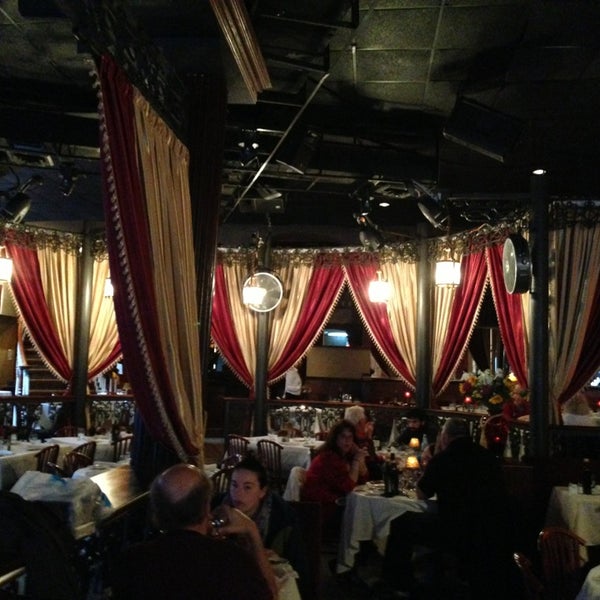 3/31/2013 tarihinde Sergio L.ziyaretçi tarafından Paper Moon Restaurant'de çekilen fotoğraf