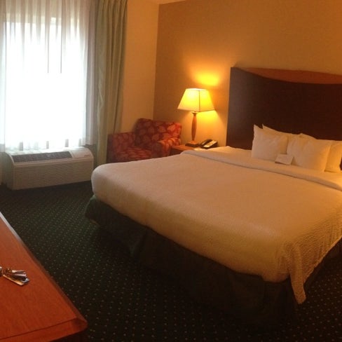 Снимок сделан в Fairfield Inn &amp; Suites by Marriott Elizabeth City пользователем Tyler A. 4/19/2013