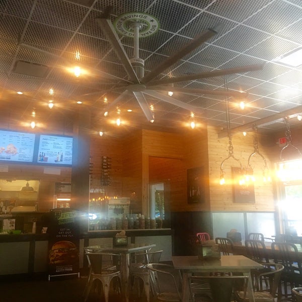 Largest ceiling fan I've seen. Awesome burgers, fries and onion rings 👍😀