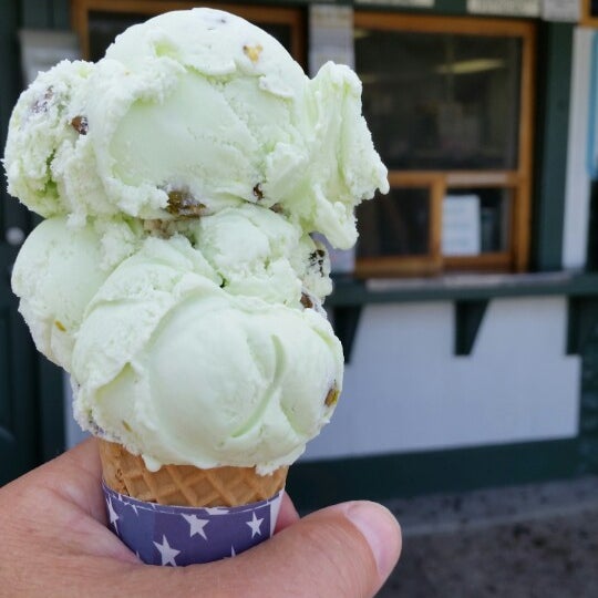 Foto tomada en Bedford Farms Ice Cream  por Bruce G. el 7/17/2014