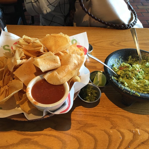 Photo taken at Chili&#39;s Grill &amp; Bar by Ramon R. on 5/11/2016