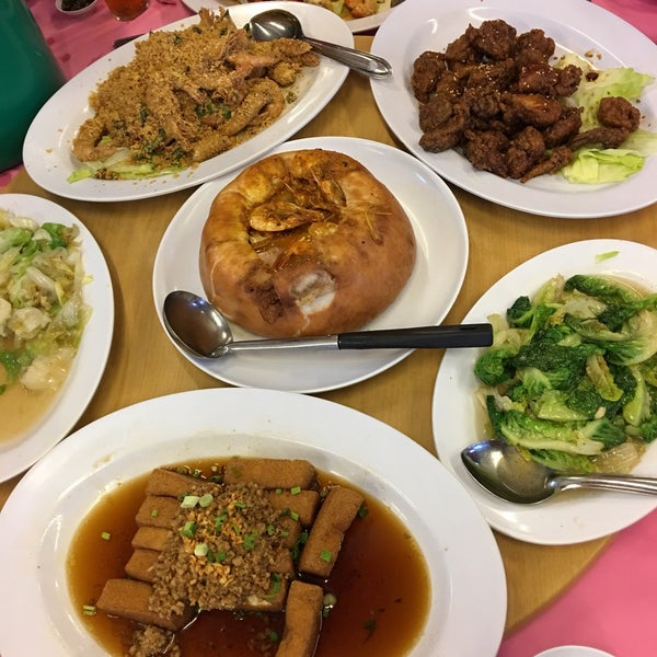 Photo taken at Kang Kao Seafood (十八丁港口海鲜楼) by Melvin W. on 2/2/2017