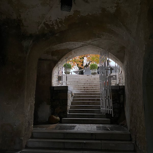 รูปภาพถ่ายที่ Blejski Grad | Bled Castle โดย Chaos~🌪⚠️ เมื่อ 10/30/2023