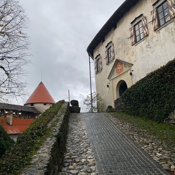 Foto tomada en Blejski Grad | Bled Castle  por Chaos~🌪⚠️ el 10/30/2023