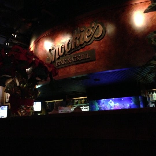 Photo prise au Snookie&#39;s Bar &amp; Grill par Chuck M. le11/28/2012