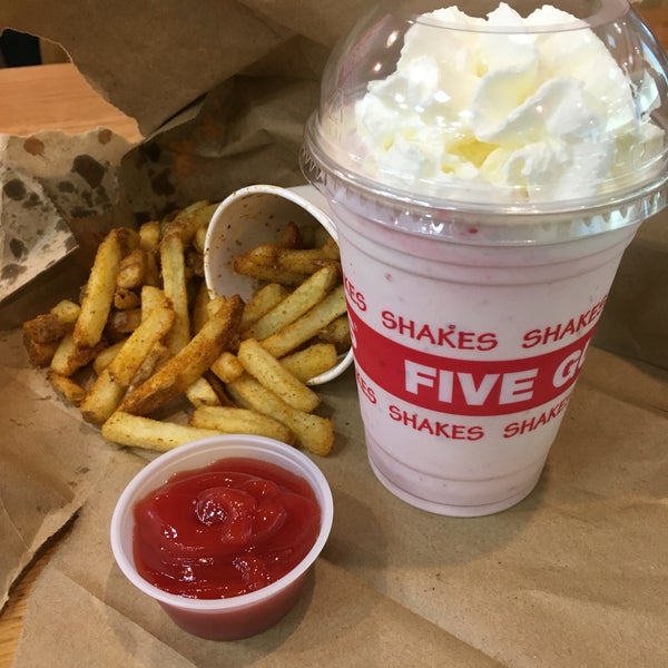 Chip is so crunchy and hot! Strawberry milkshake is rich of milk! I love both! Btw, my friend told me five guys' bunger is most famous...ohhhh...I haven't ever tried. T-T maybe I will try next time^^