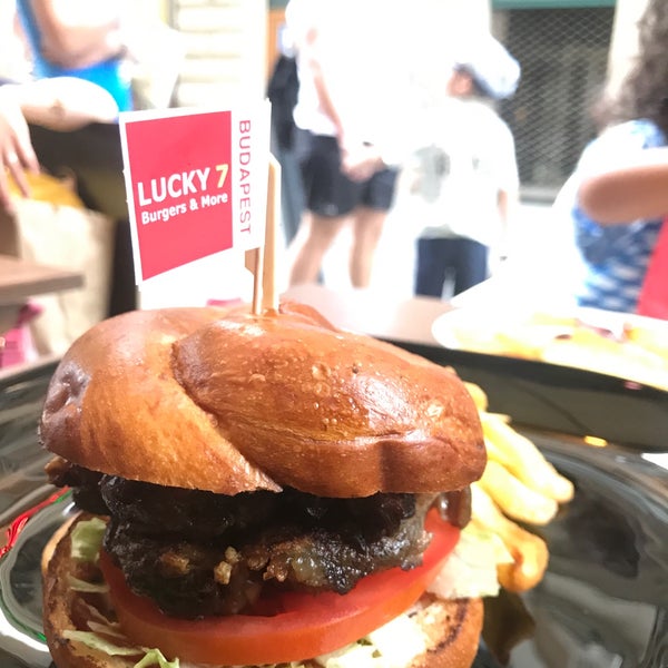 Photo prise au Lucky 7 Burgers &amp; More par Priya S. le6/16/2019