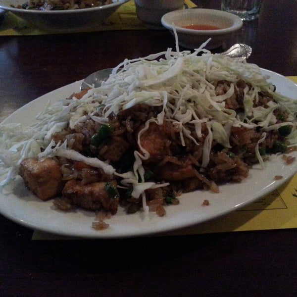 Das Foto wurde bei Mandalay Restaurant &amp; Cafe von Michael G. am 5/11/2013 aufgenommen