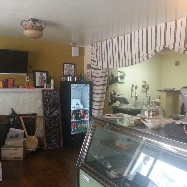 7/19/2014 tarihinde Michael G.ziyaretçi tarafından Bete Ethiopian Cuisine &amp; Cafe'de çekilen fotoğraf