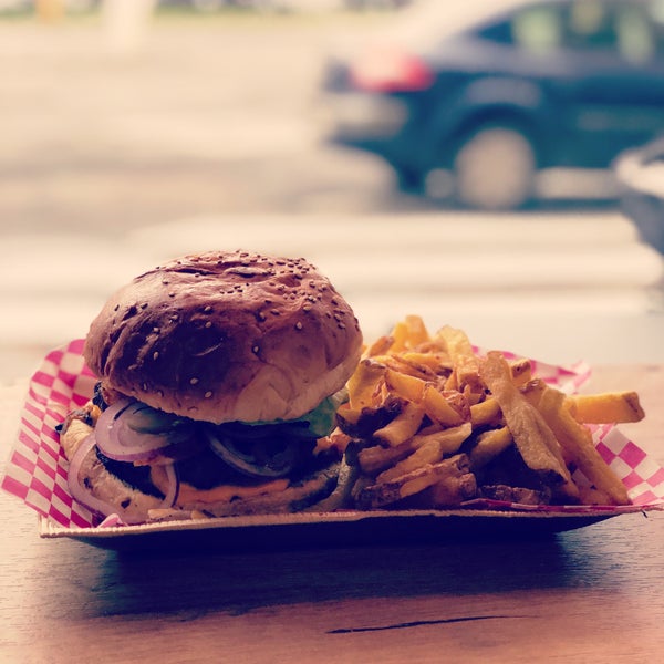 Dalsi spickovy burger, za 5,50 € aj s hranolkami nie je co riesit, mozem iba odporucit
