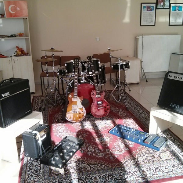 Foto diambil di SDÜ Rock Topluluğu Kulüp Odası oleh Eren U. pada 11/10/2014