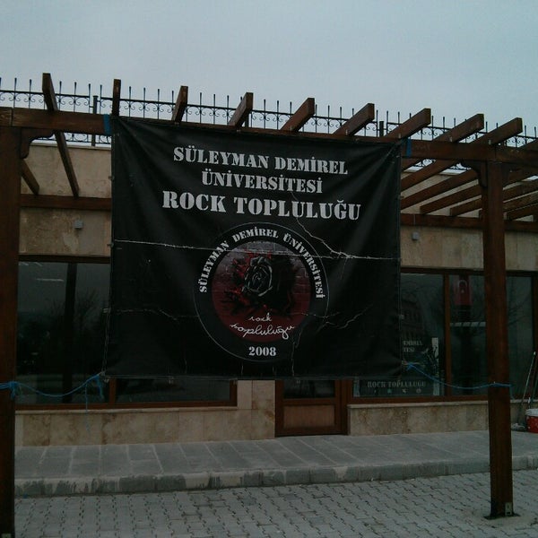 รูปภาพถ่ายที่ SDÜ Rock Topluluğu Kulüp Odası โดย Eren U. เมื่อ 2/28/2014