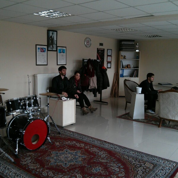 Das Foto wurde bei SDÜ Rock Topluluğu Kulüp Odası von Eren U. am 3/4/2014 aufgenommen