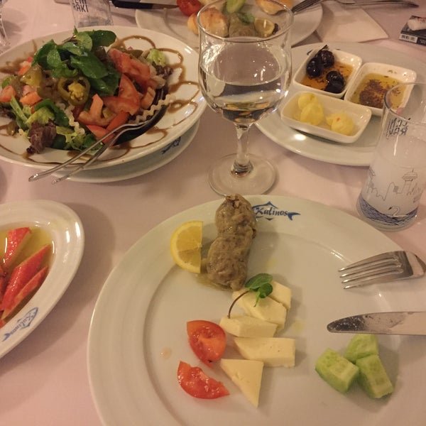 Das Foto wurde bei Kalinos Balık Restaurant von … am 1/30/2017 aufgenommen