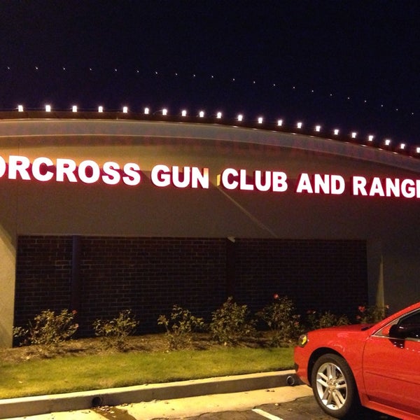 Foto tirada no(a) Norcross Gun Club &amp; Range por Tisma J. em 11/1/2013
