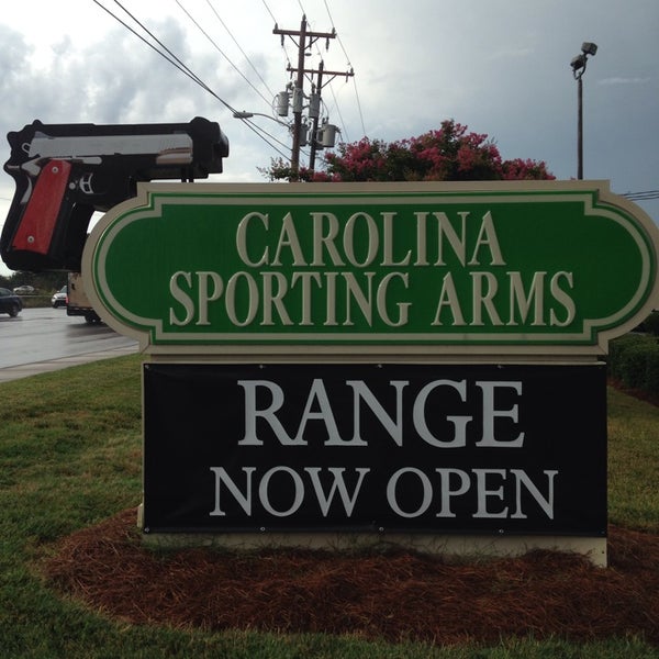 รูปภาพถ่ายที่ Carolina Sporting Arms โดย Tisma J. เมื่อ 7/9/2014