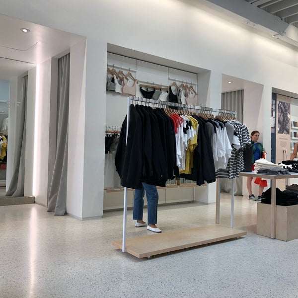 Photo taken at Everlane by Pom P. on 4/28/2018